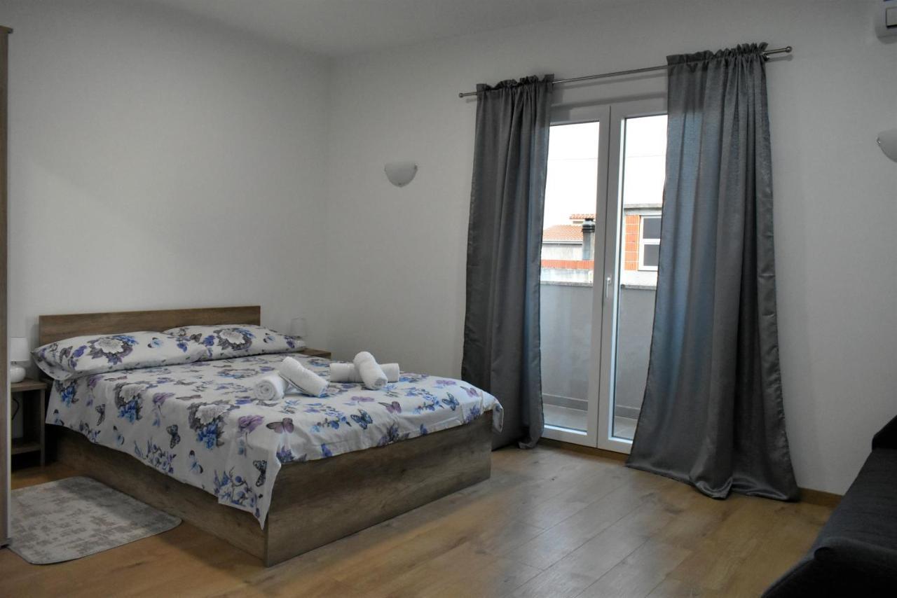 Apartmani Skorpion Kaštela Esterno foto